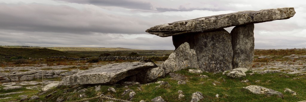 Foto of Poulnabrone dolmen in the Burren, County Clare, Ireland