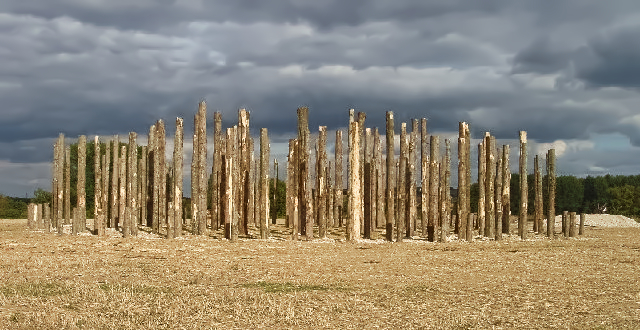 Photo of a recreation of the Woodhenge monument. Built at North Newnton (Wiltshire, United Kingdom) for the TV programme 'Timeteam'. This kind of timber structures are not really palisades.