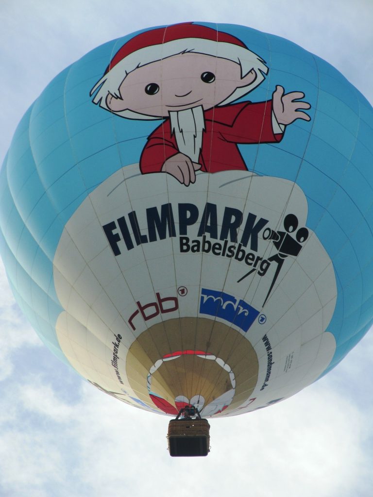 https://pixabay.com/en/balloon-hot-air-balloon-ballooning-1784208/