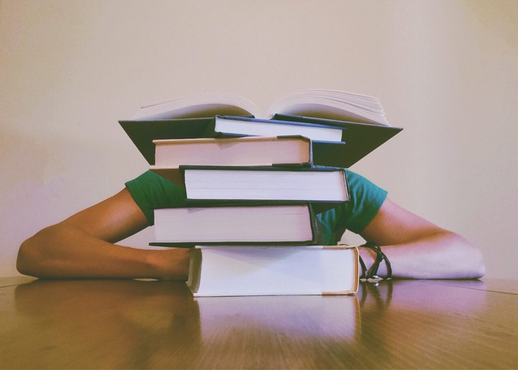https://pixabay.com/de/bücher-schüler-studium-lernen-927394/