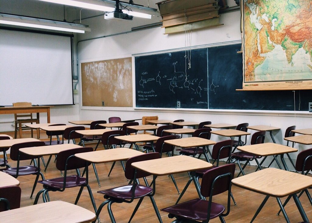 https://pixabay.com/de/klassenzimmer-schule-bildung-lernen-2093744/