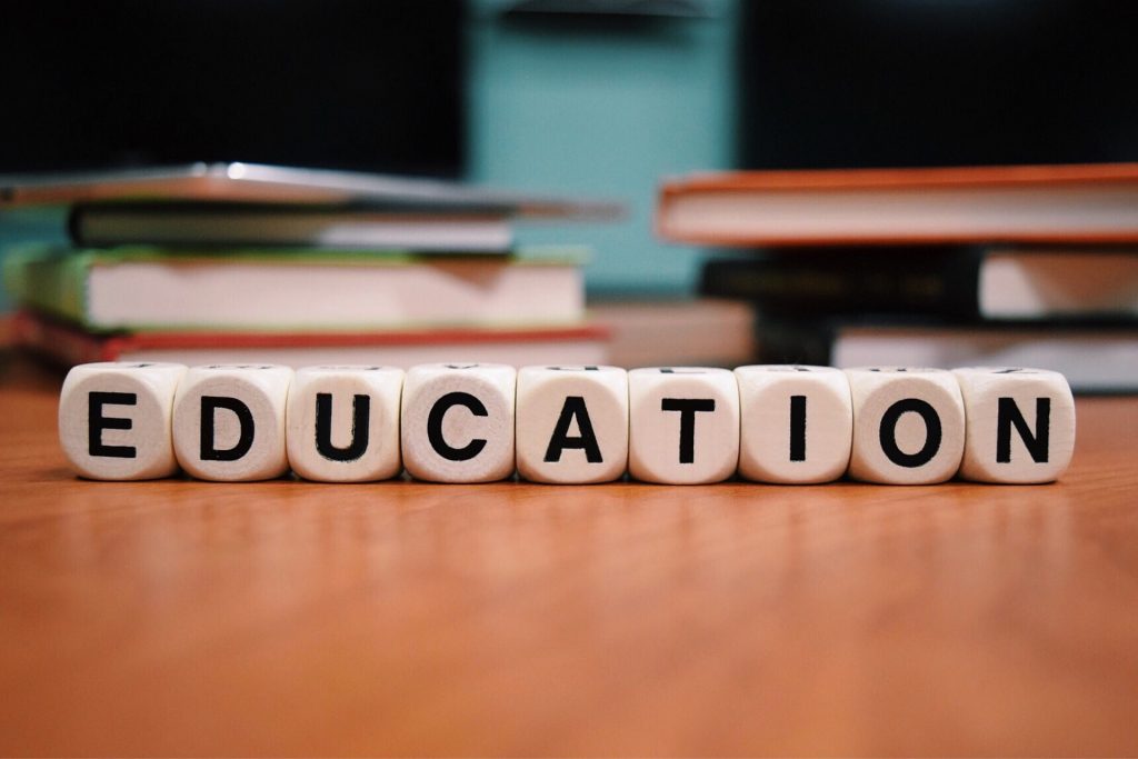 https://pixabay.com/de/bildung-schule-lernen-klassenzimmer-1959551/