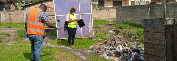 Transect-based quantification of mismanaged waste in off-grid urban neighbourhoods